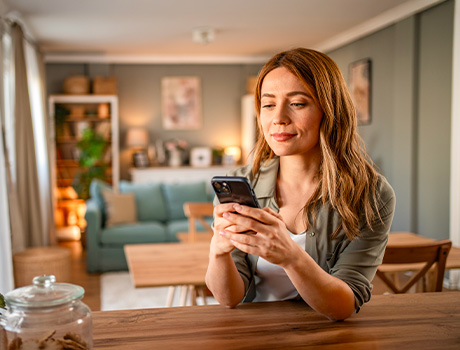 Donna che tiene in mano un cellulare