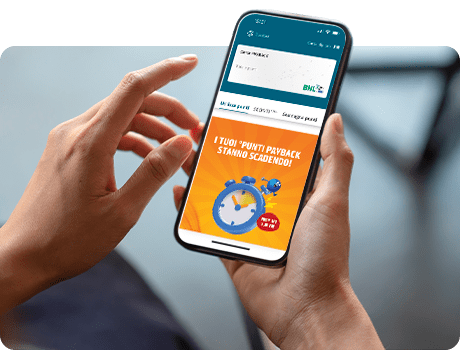 Immagine fotografica di mani con un cellulare