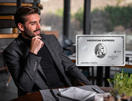 Immagine fotografica di un ragazzo con un cellulare in mano