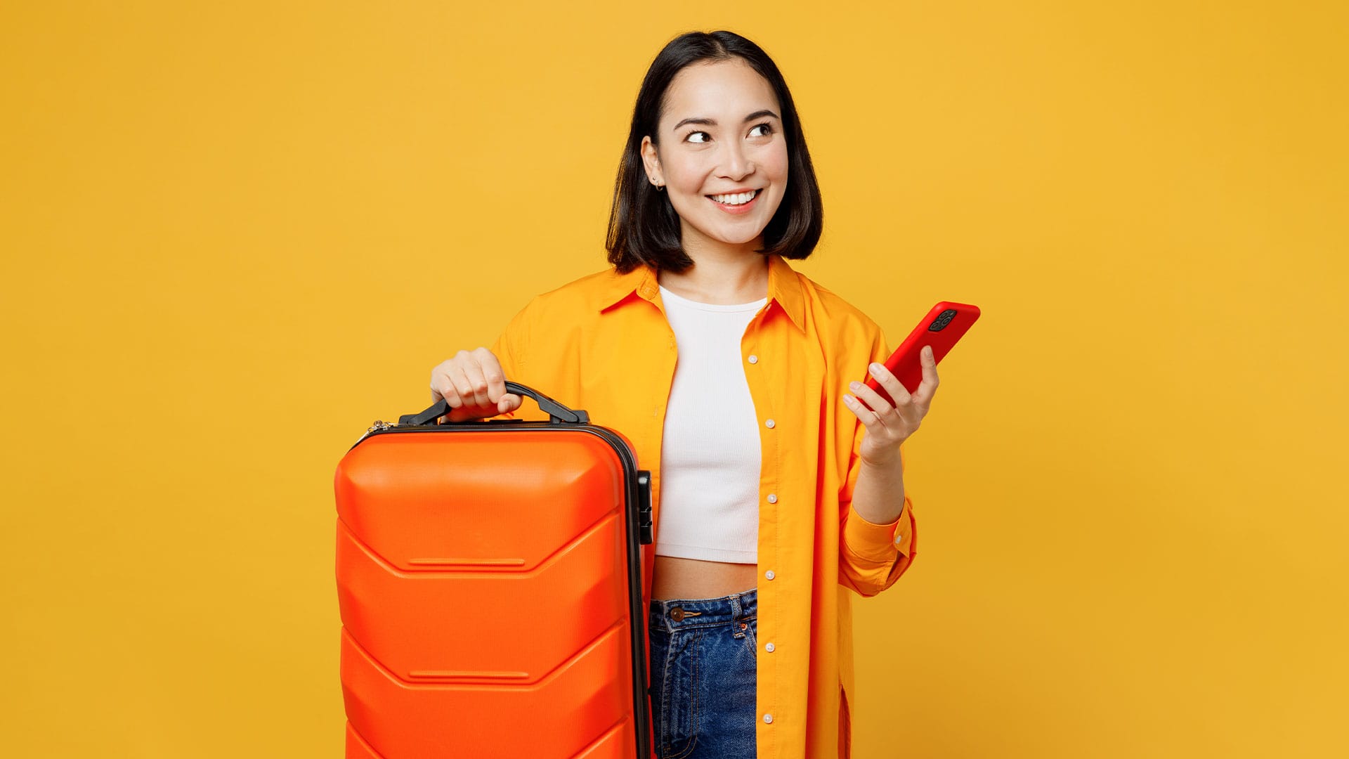 Immagine fotografica di una donna con una valigia e un cellulare in mano