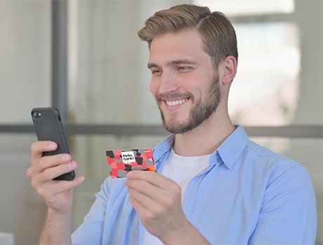 Immagine fotografica di un uomo con in mano un cellulare e la carta Hello Card 